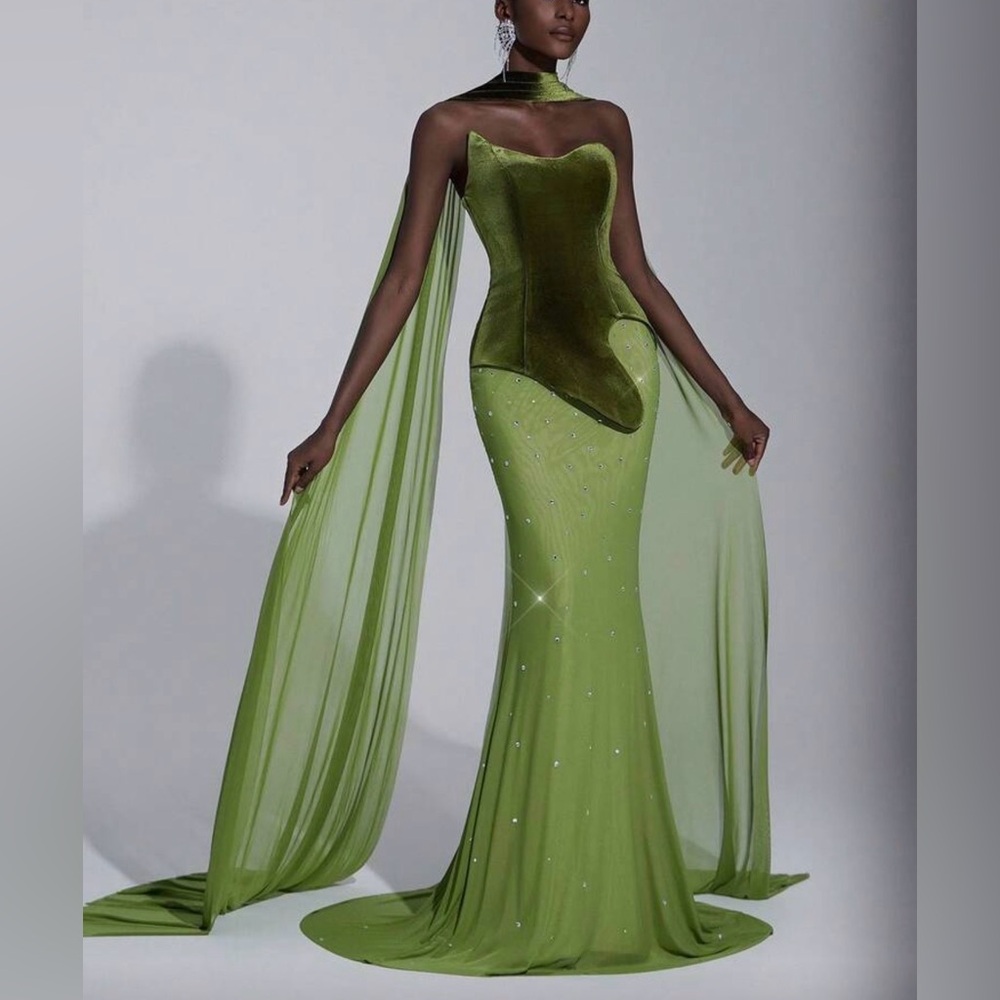 Elegant Green Evening Gown - Picture 1 of 4